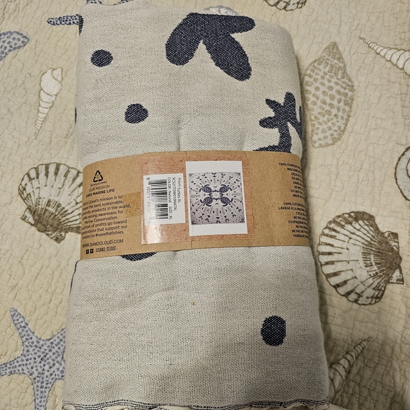 Prism Turtles XL Blanket - Navy and Cream - Picture 2 of 3